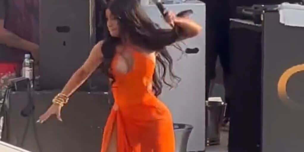 Cardi B reçoit un verre dans le visage en plein concert et se venge direct !
