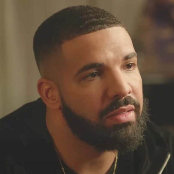 Drake agressé en plein concert par un téléphone portable jeté violemment sur lui !
