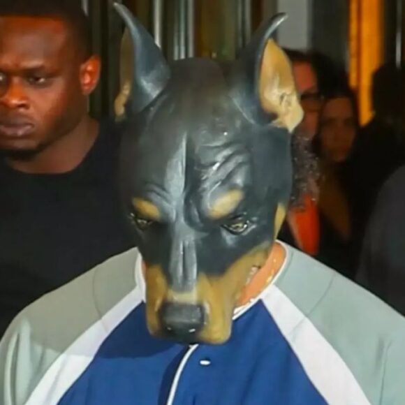 Drake totalement méconnaissable avec ce masque de Dobermann rend fou les réseaux sociaux !