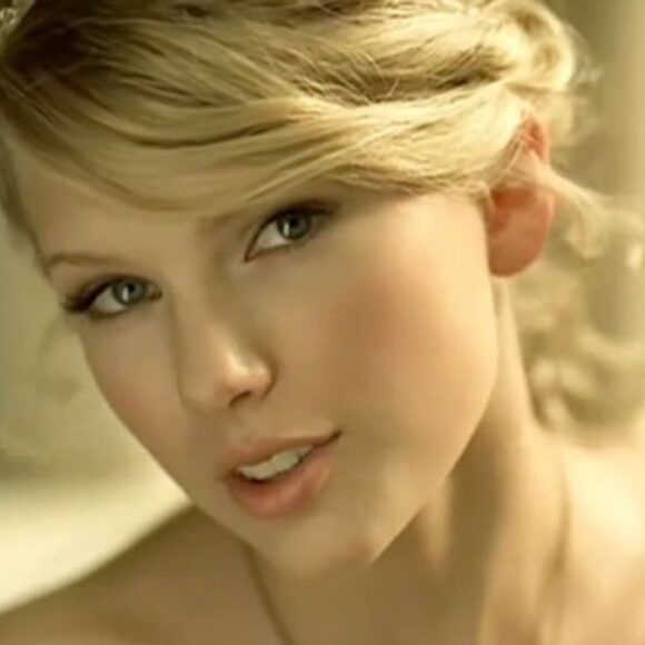 Taylor Swift devient la première chanteuse avec le plus grand nombre d’albums en tête des ventes !