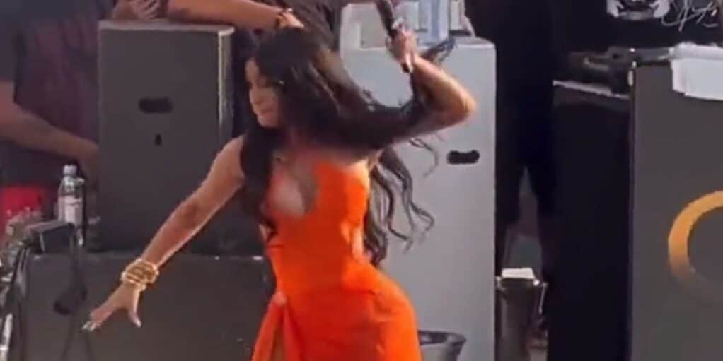 Cardi B le micro lancé sur un fan en vente sur Ebay et prêt à battre des records !
