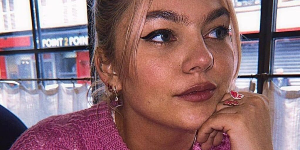 Louane incendiaire dans cette robe dos nu !