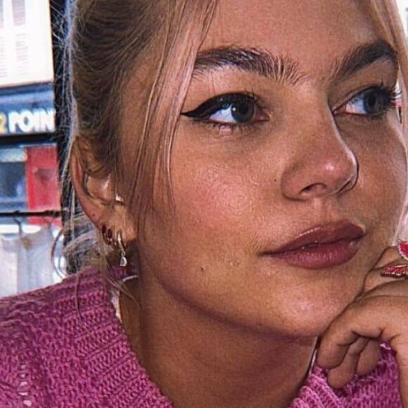 Louane incendiaire dans cette robe dos nu !