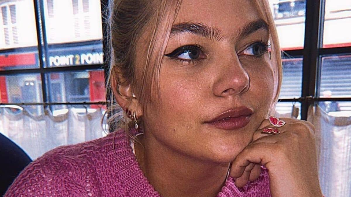 Louane incendiaire dans cette robe dos nu !