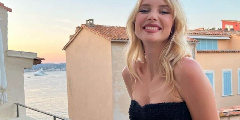 Angèle fait monter la température sur TikTok avec sa tenue de scène !
