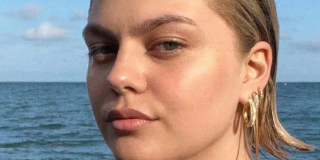 Louane hyper canon avec son nouveau maquillage super glamour !