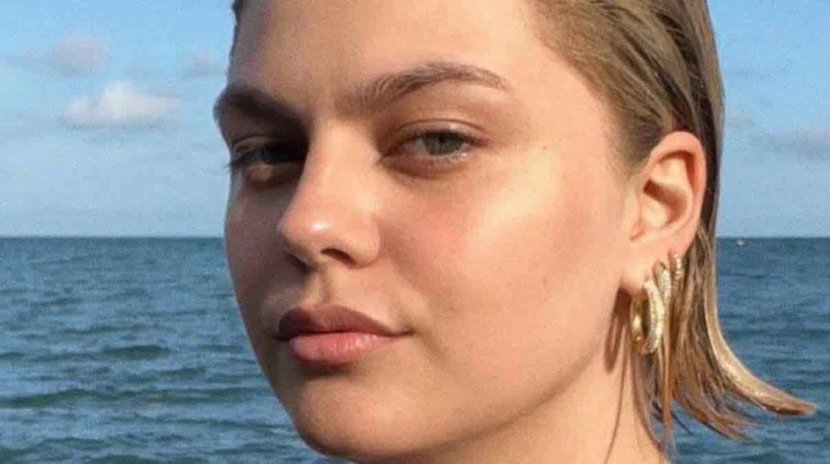 Louane hyper canon avec son nouveau maquillage super glamour !