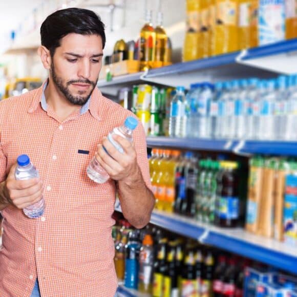 Ces eaux en bouteille sont un danger pour vos dents