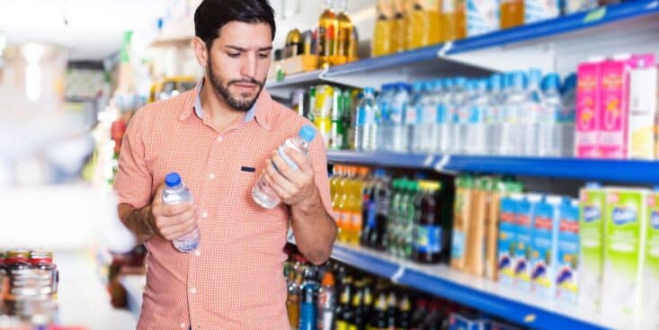 Ces eaux en bouteille sont un danger pour vos dents