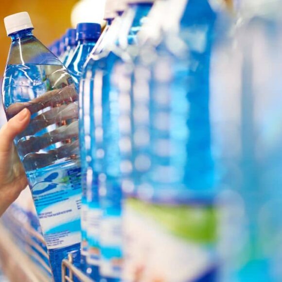Ces marques de bouteilles d'eau très connues sont contaminées par des pesticides dangereux
