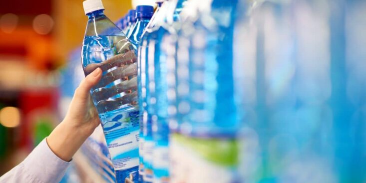 Ces marques de bouteilles d'eau très connues sont contaminées par des pesticides dangereux