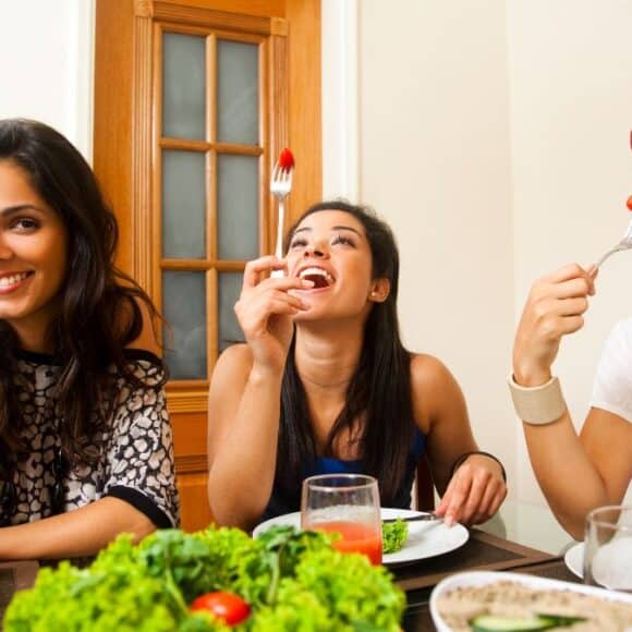 Pourquoi il faut enlever votre casquette avant de manger et vous allez être très surpris