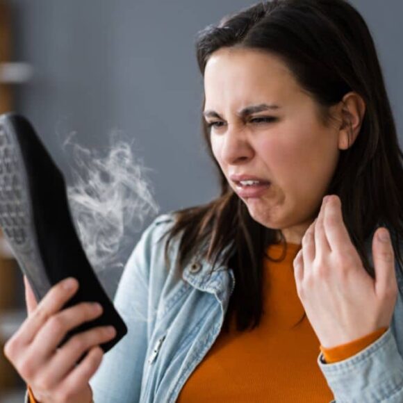 L'astuce magique avec cet ingrédient de cuisine pour enlever les odeurs des pieds