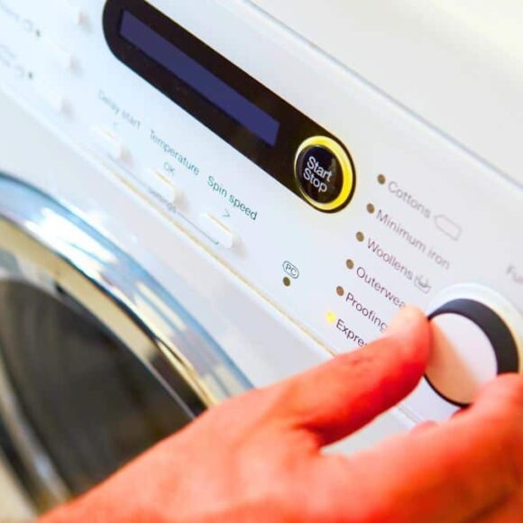 Électricité le moment idéal pour faire tourner sa machine à laver et faire des grosses économies pendant les heures creuses