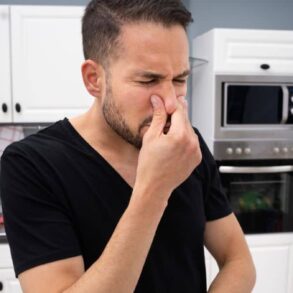 La meilleure technique pour supprimer toutes les mauvaises odeurs sous l’évier