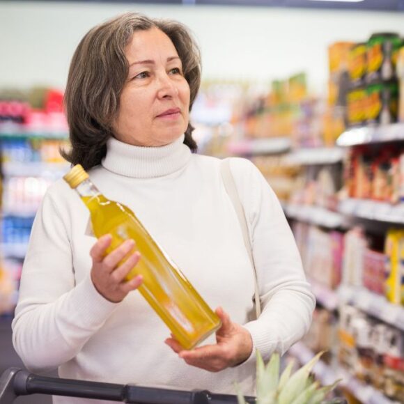 60 millions de consommateurs révèle ce que vous avalez vraiment quand vous utilisez de l’huile d’olive