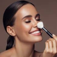 Comment la technique de Fara Homidi pour la poudre bronzante va transformer votre routine maquillage