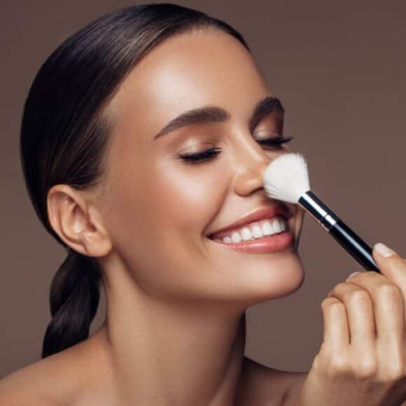 Comment la technique de Fara Homidi pour la poudre bronzante va transformer votre routine maquillage