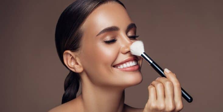 Comment la technique de Fara Homidi pour la poudre bronzante va transformer votre routine maquillage