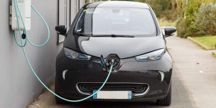 Voiture électrique à 100 euros par mois : quelles nouveautés attendent les ménages en 2025 ?