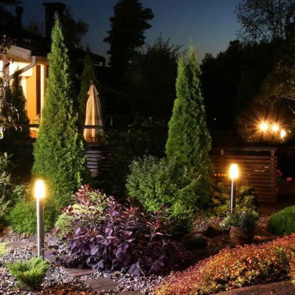 Elle éclaire son jardin sans fil ni électricité avec cette astuce solaire qui change tout cet été