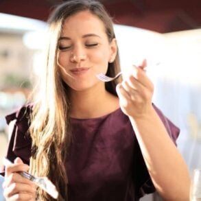 Repas et baignade : faut-il vraiment attendre trois heures avant de retourner à l'eau ?