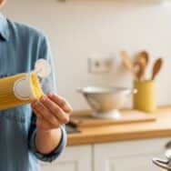 Soonnight.com -Spaghettis: l'astuce du paquet pour doser 1 part et refermer la boîte en 2 secondes