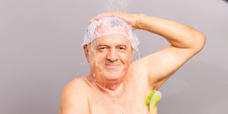 65 ans et plus : pas tous les 2-3 jours, la fréquence de douche idéale pour protéger votre peau selon une étude