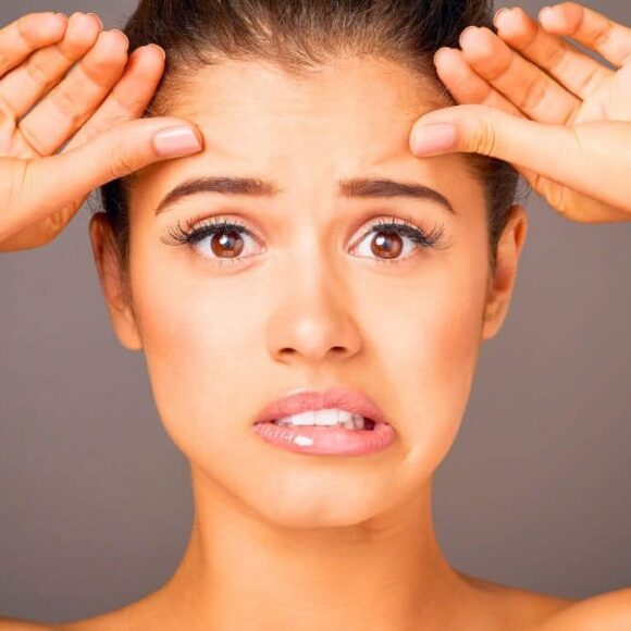 Après 50 ans, marre des rides? Cette huile essentielle qui aide à stimuler le collagène, remplace ma crème Nivea et lisse la peau