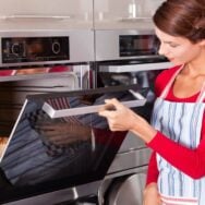 Marre d’un four plus sale qu’une poubelle ? 5 astuces méconnues pour le dégraisser à fond et le rendre comme neuf