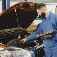 Contrôle technique: en France, ces véhicules doivent passer un contrôle annuel, des milliers de propriétaires concernés