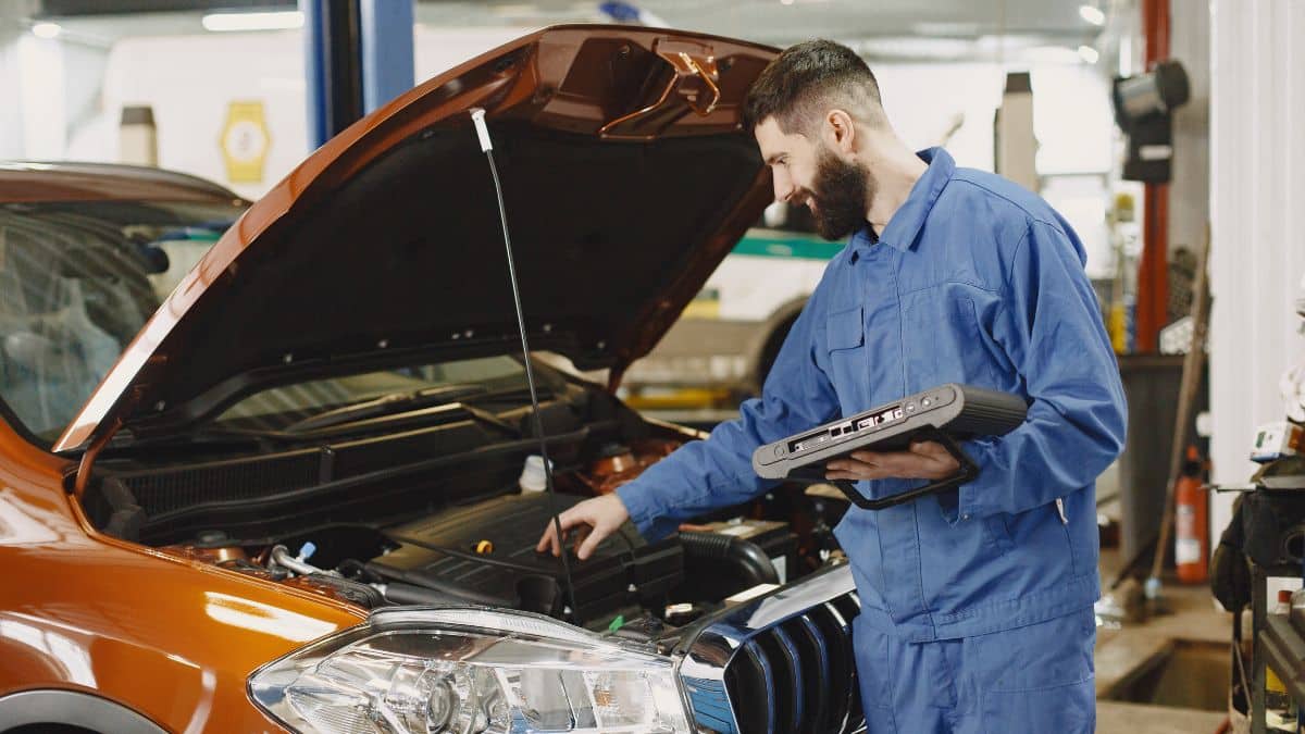Contrôle technique: en France, ces véhicules doivent passer un contrôle annuel, des milliers de propriétaires concernés
