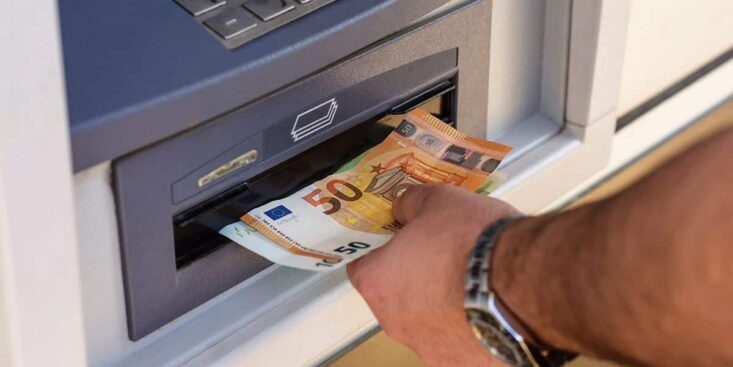 Devant le DAB, ne ratez pas ce bouton: le réflexe discret qui déjoue les arnaques et sécurise votre retrait