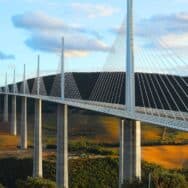 Face à ses pylônes de 20 000 t, vous restez sans voix: ce pont français de 2 km fascine encore le monde en 2025