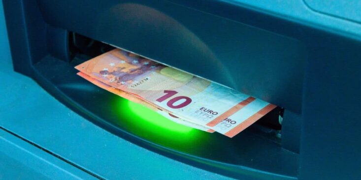 Galère pour retirer 10 € ? Voici les 3 seules banques en France où obtenir un billet de 10 €
