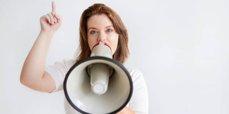 Ils parlent trop fort près de vous : ce que dit la psychologie et la meilleure façon de réagir
