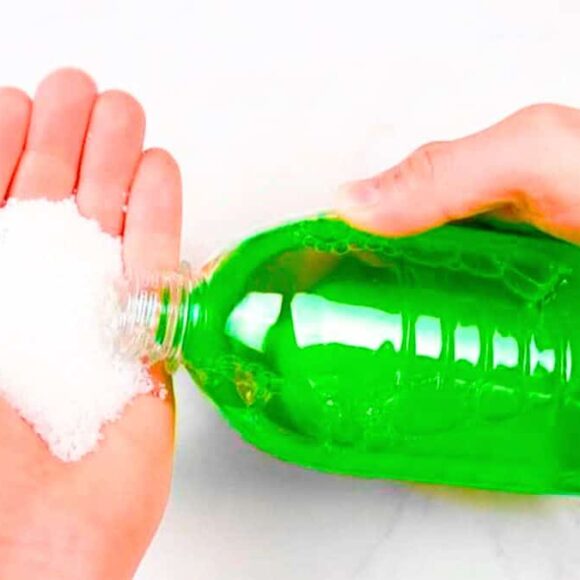 Marre de la vaisselle grasse? Ajoutez une pincée de sel au liquide vaisselle: l’astuce express qui change tout