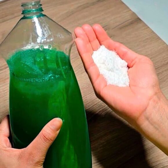 Marre de vaisselle grasse et verres ternes ? Cette pincée de sel dans le liquide vaisselle change tout en 1 lavage