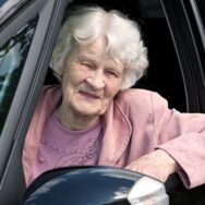 Mauvaise surprise si vous avez plus de 50 ans: la nouvelle loi sur le permis des seniors va bousculer vos habitudes au volant