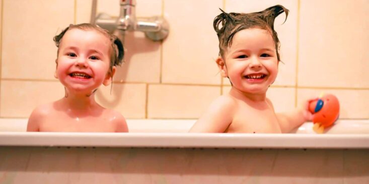 Votre petit-enfant refuse de se laver : dès 2 ans, des pédiatres expliquent quoi faire