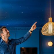 SoonNight - Plafonds blancs: la tendance luxe du plafond coloré s'impose et transforme le salon
