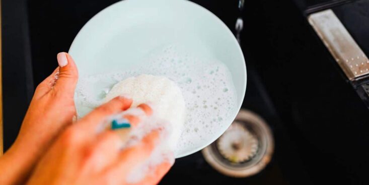 Cuillère et farine: l’astuce méconnue qui limite la vaisselle en 1 geste et évite de salir plusieurs ustensiles