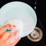 Cuillère et farine: l’astuce méconnue qui limite la vaisselle en 1 geste et évite de salir plusieurs ustensiles