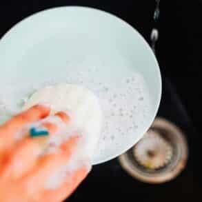 Cuillère et farine: l’astuce méconnue qui limite la vaisselle en 1 geste et évite de salir plusieurs ustensiles