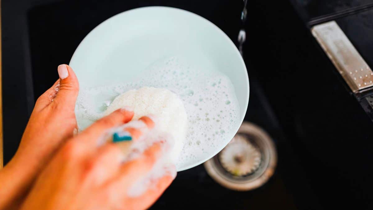 Cuillère et farine: l’astuce méconnue qui limite la vaisselle en 1 geste et évite de salir plusieurs ustensiles