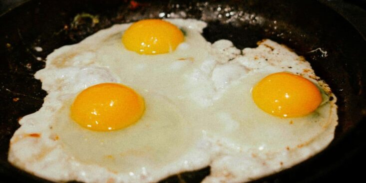 Œufs au plat: l’astuce de grand-mère sans huile ni beurre pour qu’ils ne collent pas à la poêle