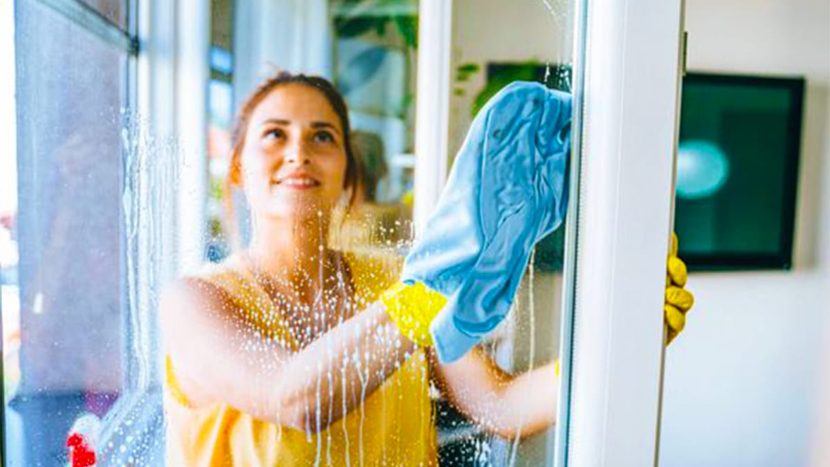 Vitres: l’astuce naturelle qui élimine les traces avec un seul ingrédient de cuisine