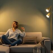 Lepointdujour.fr - Lampadaire LIDL à 17 €: son abat-jour crée une lumière cosy et transforme l’ambiance du salon