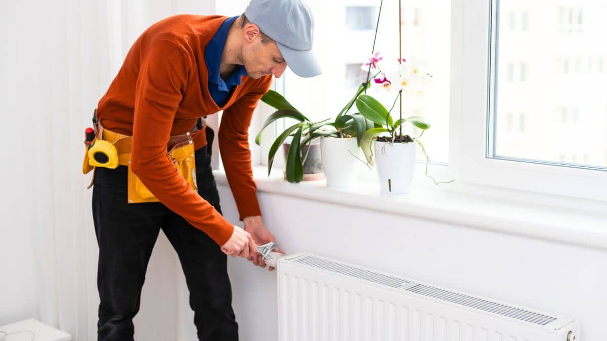 Chauffage : une pièce plus froide indique qu’il faut purger vos radiateurs pour retrouver une chaleur uniforme avant l’hiver
