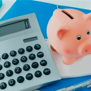 Compte épargne enfant: ouvrez dès la naissance, montant à prévoir et plafonds à connaître